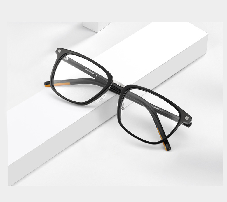 Farbenblinde Brille mit transparenten Gläsern