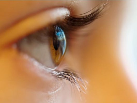 manfaat kontak lensa buta warna