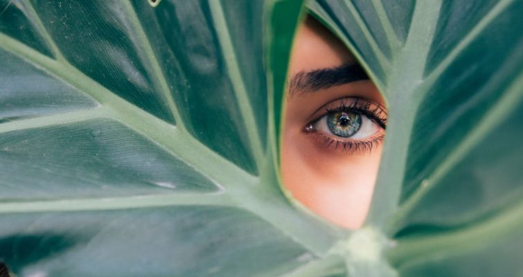 هل يمكن أن تكون مصابًا بعمى الألوان في عين واحدة؟
