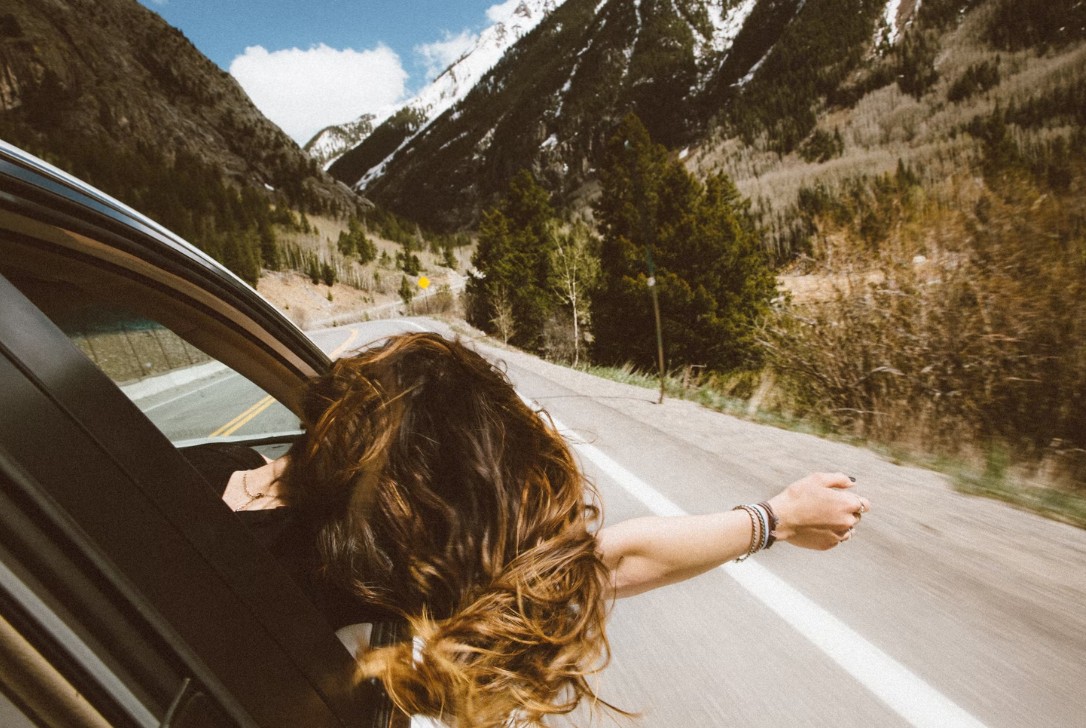 산악 도로에서 운전하는 여성