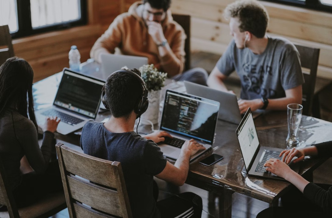 os trabalhadores comunicam no escritório