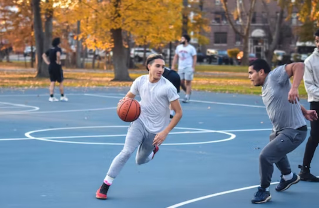 pojke spelar basket med vän