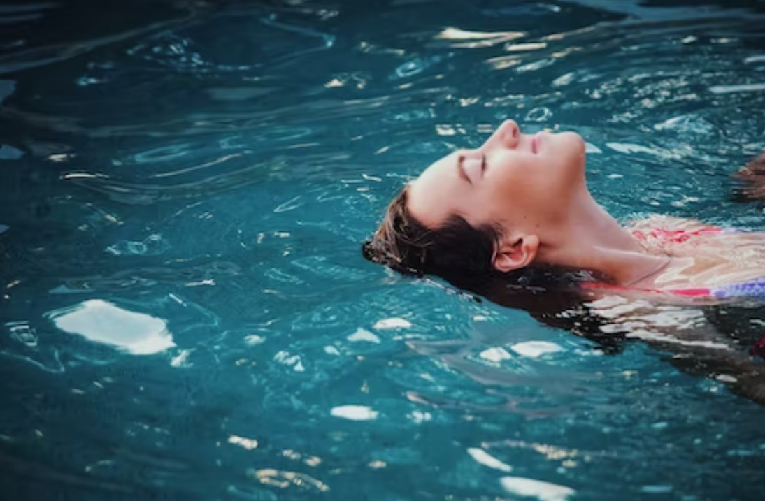 Mädchen schwimmen im Pool