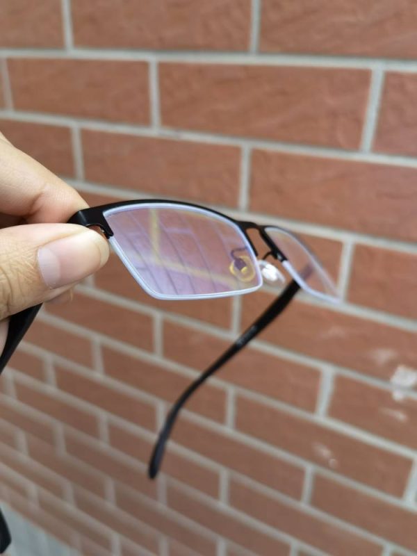 Zobacz soczewki okularów dla osób niewidomych z niebieskim kolorem pod różnymi kątami 