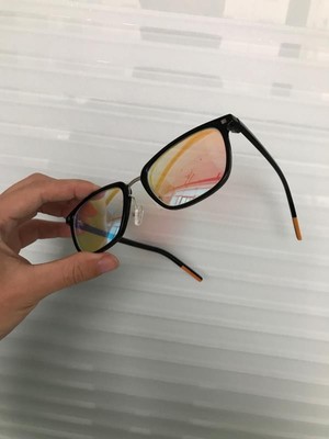 Sehen Sie farbenblinde Brillengläser mit roter Farbe in verschiedenen Winkeln 