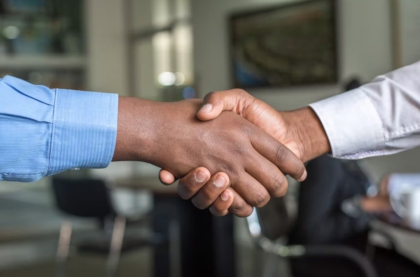 las lentillas daltónicas te ayudan a dar la mano con éxito