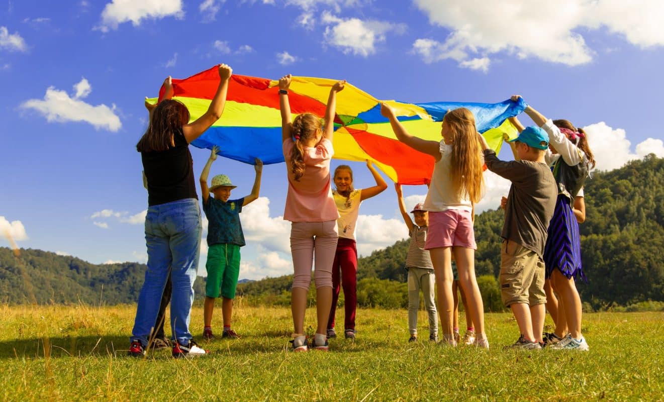 des enfants heureux jouent dans le sol