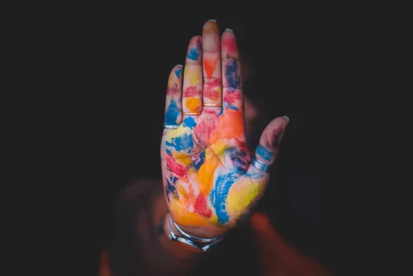 Si vous êtes daltonien, vous ne verrez pas la couleur de la peinture dans la main.