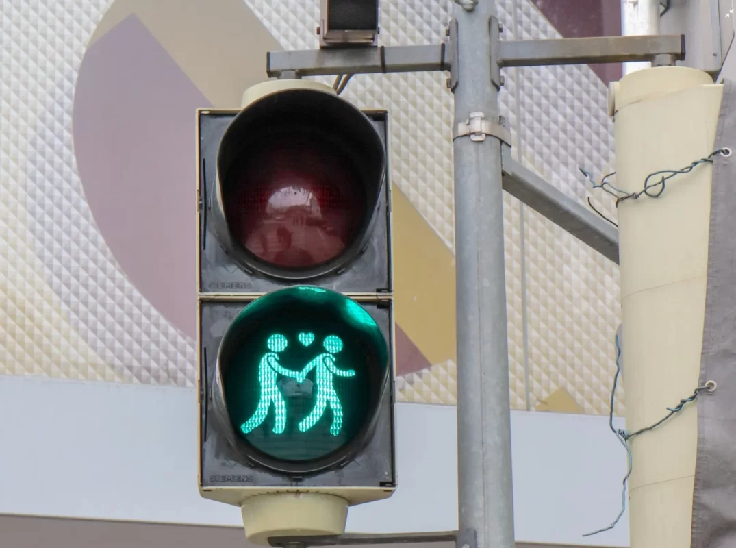 sinal de trânsito para condutor daltónico em singpore